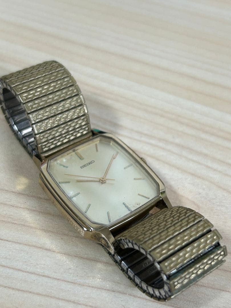 SEIKO quartz watch, nickel alloy case, gold color, working condition.