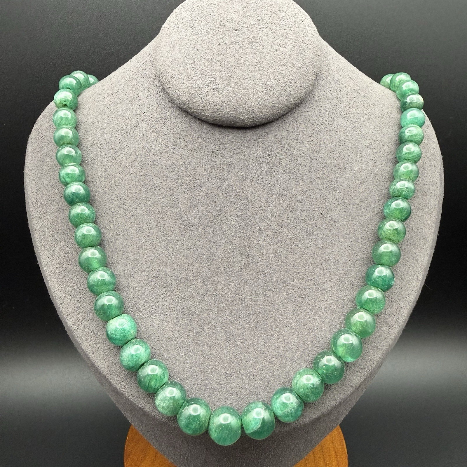 Vintage Emerald Green Dyed Jade Quartzite Beaded Necklace 19″ Barrel Screw Clasp