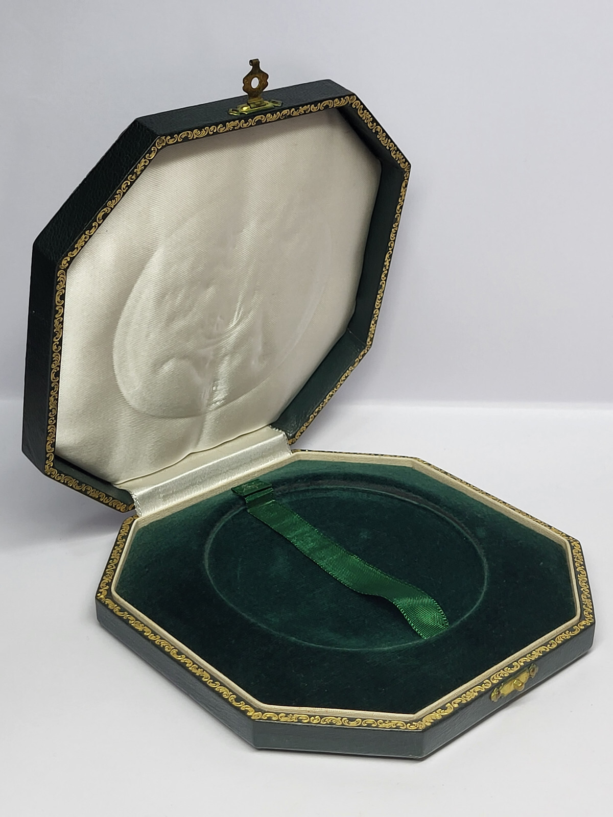 Antique Vintage Empty JEWELRY BOX for a Medal with 3 1/2 Inches in Diameter #2