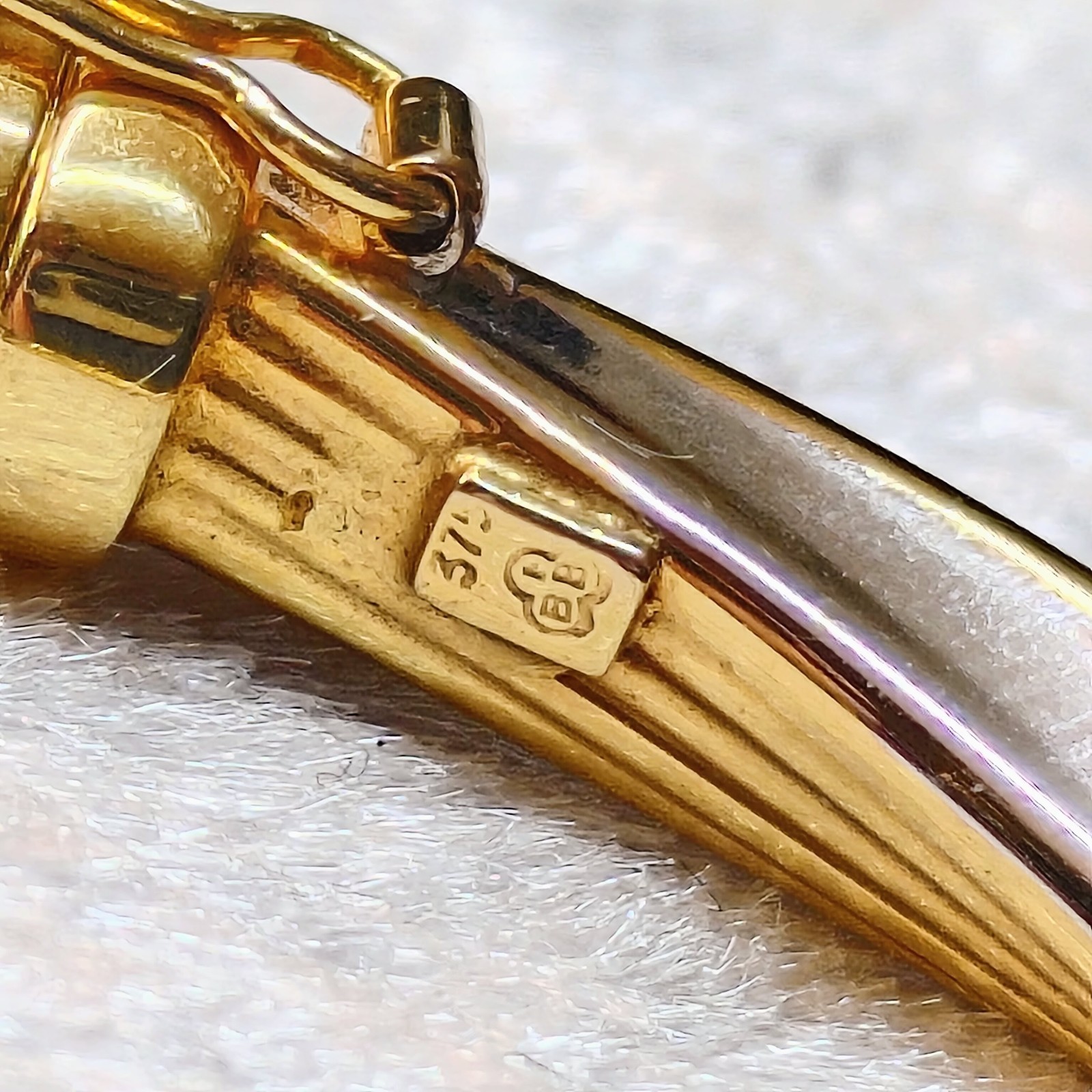 Stunning 9ct yellow & white gold twist hinged bangle with a locking clasp