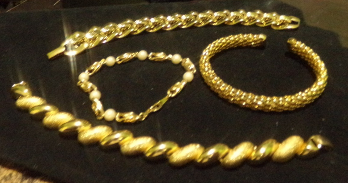 VINTAGE ESTATE FIND OF GOLD BRACELET LOT OF 4