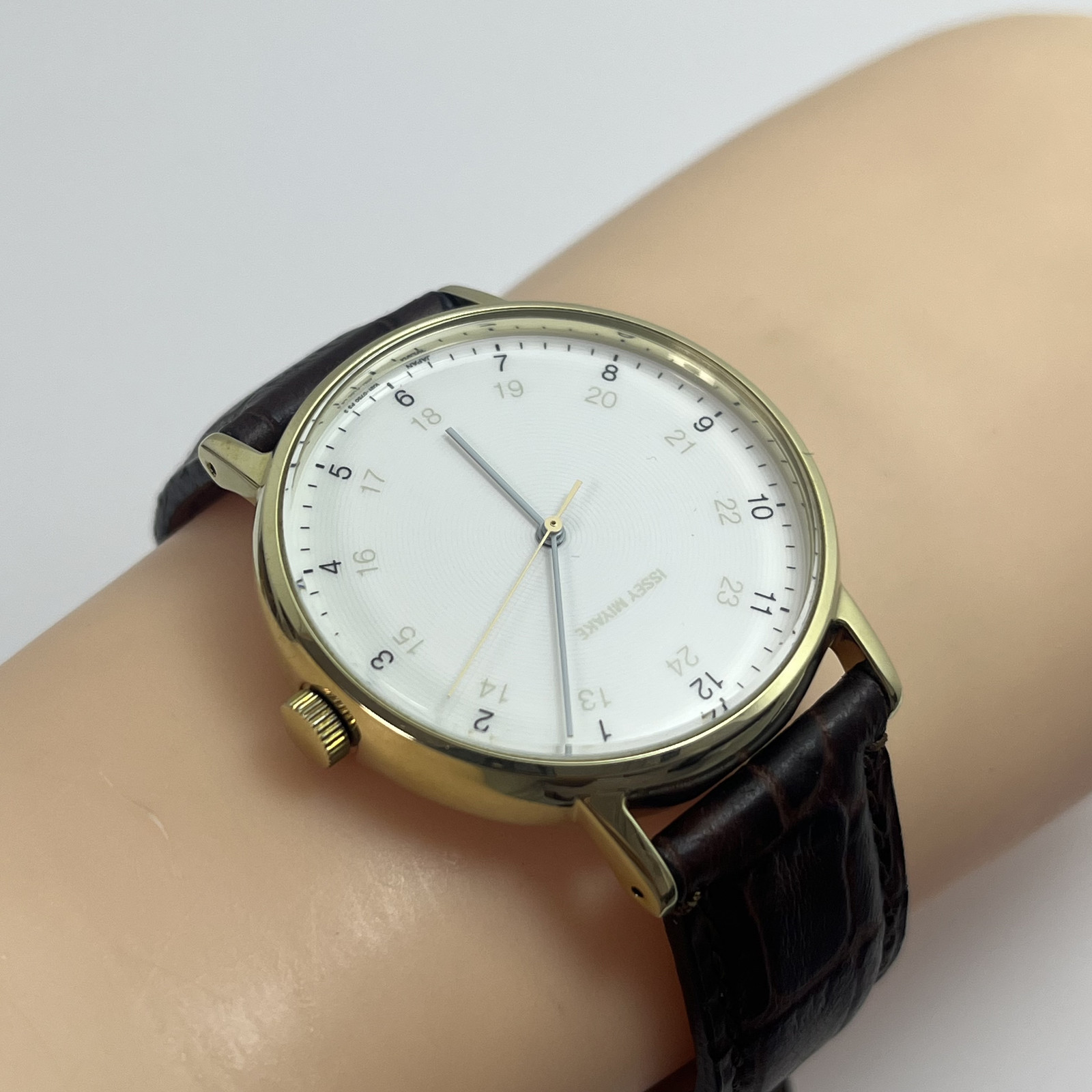 SEIKO ISSEY MIYAKE ” f ” Watch by Ichiro Iwasaki White Dial Qz Japan w/Box#B792