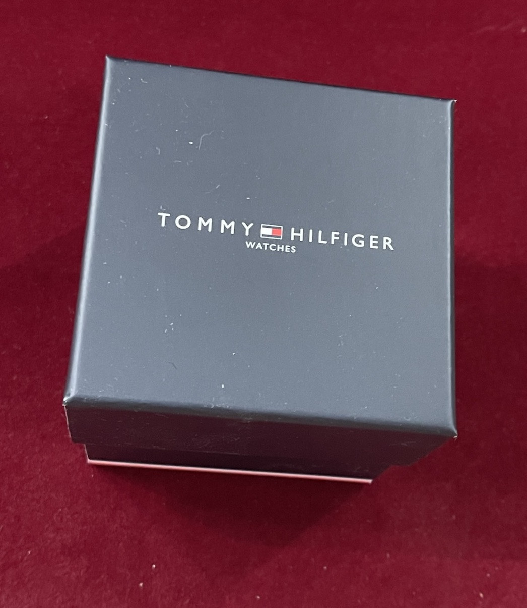 Tommy Hilfiger 1710543 Men’s Denim Navy Dial with Navy Leather Strap Watch, 42mm