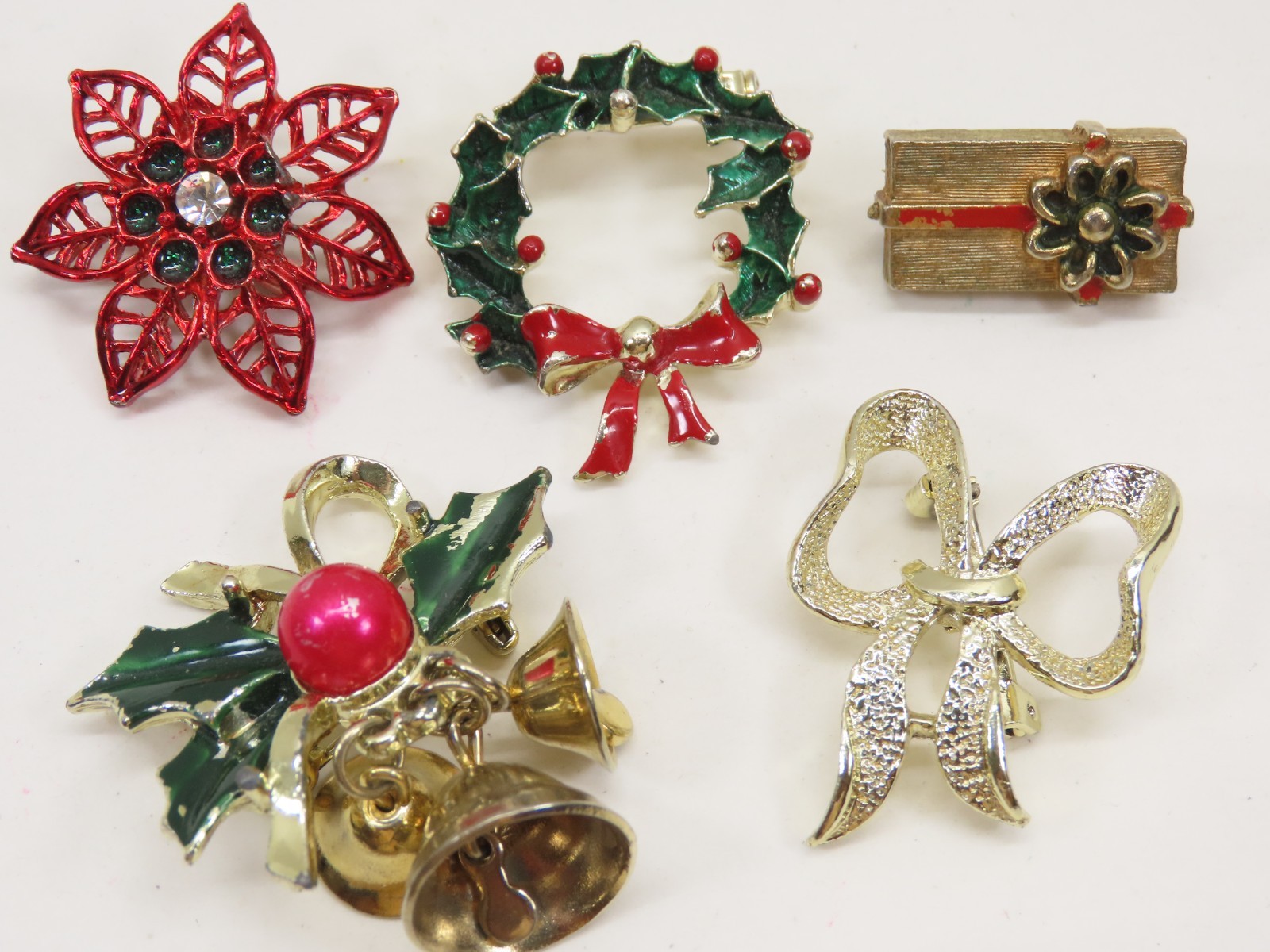 Christmas Brooch Pin Lot Wreath Bells Bow Present Poinsettia Enamel VTG D2977