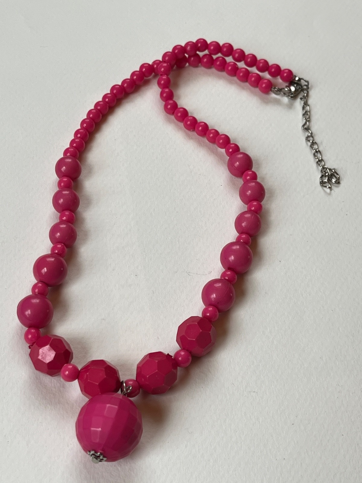 Vintage Hot Pink Fuchsia Faceted & Smooth Plastic Bead w Pendant Necklace –