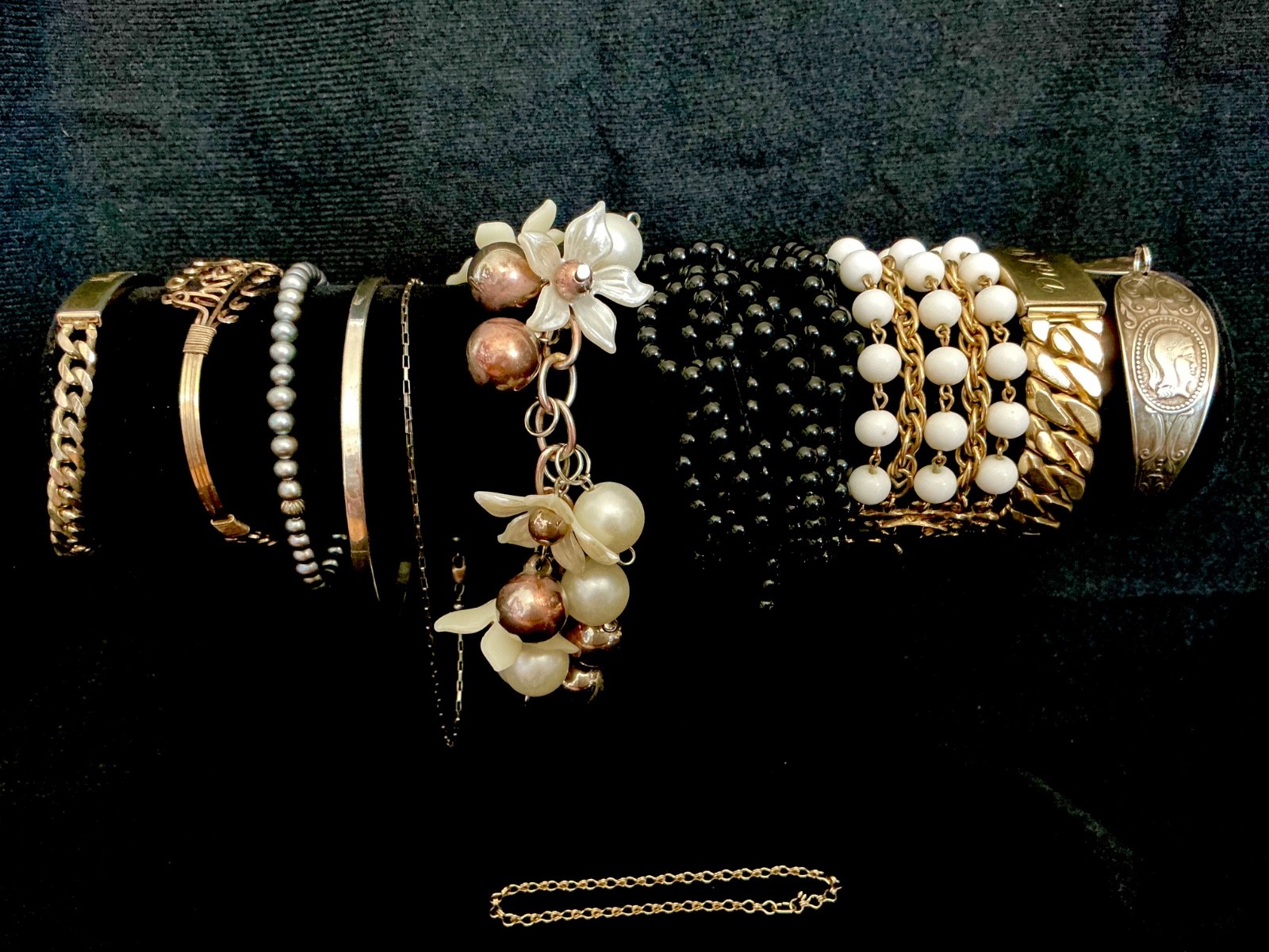 RE-SELL LOT OF 26 NICE VINTAGE BRACELETS RHINESTONE BANGLES ETC 6-132