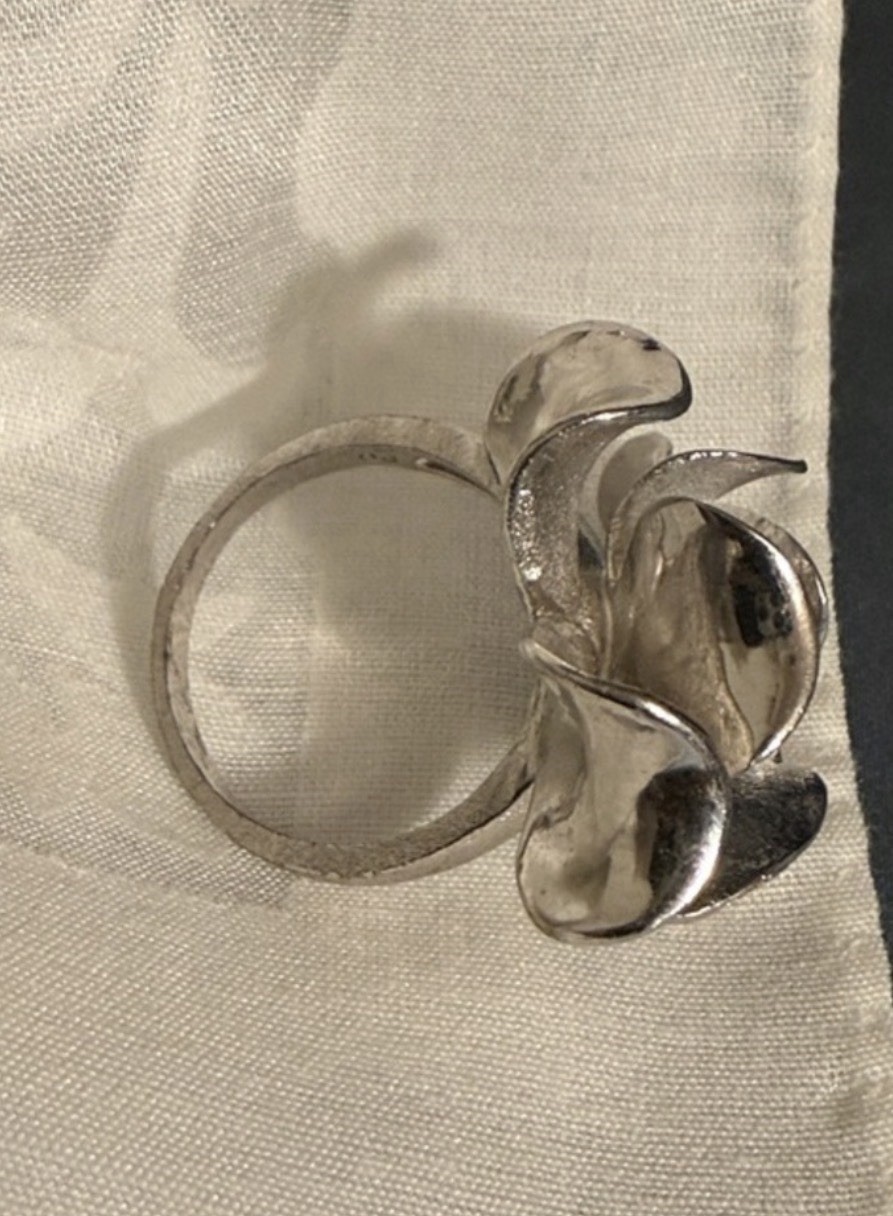 Vintage Premier Designs WHITE SILVER Magnolia Statement Ring Size Lg 10 (est)