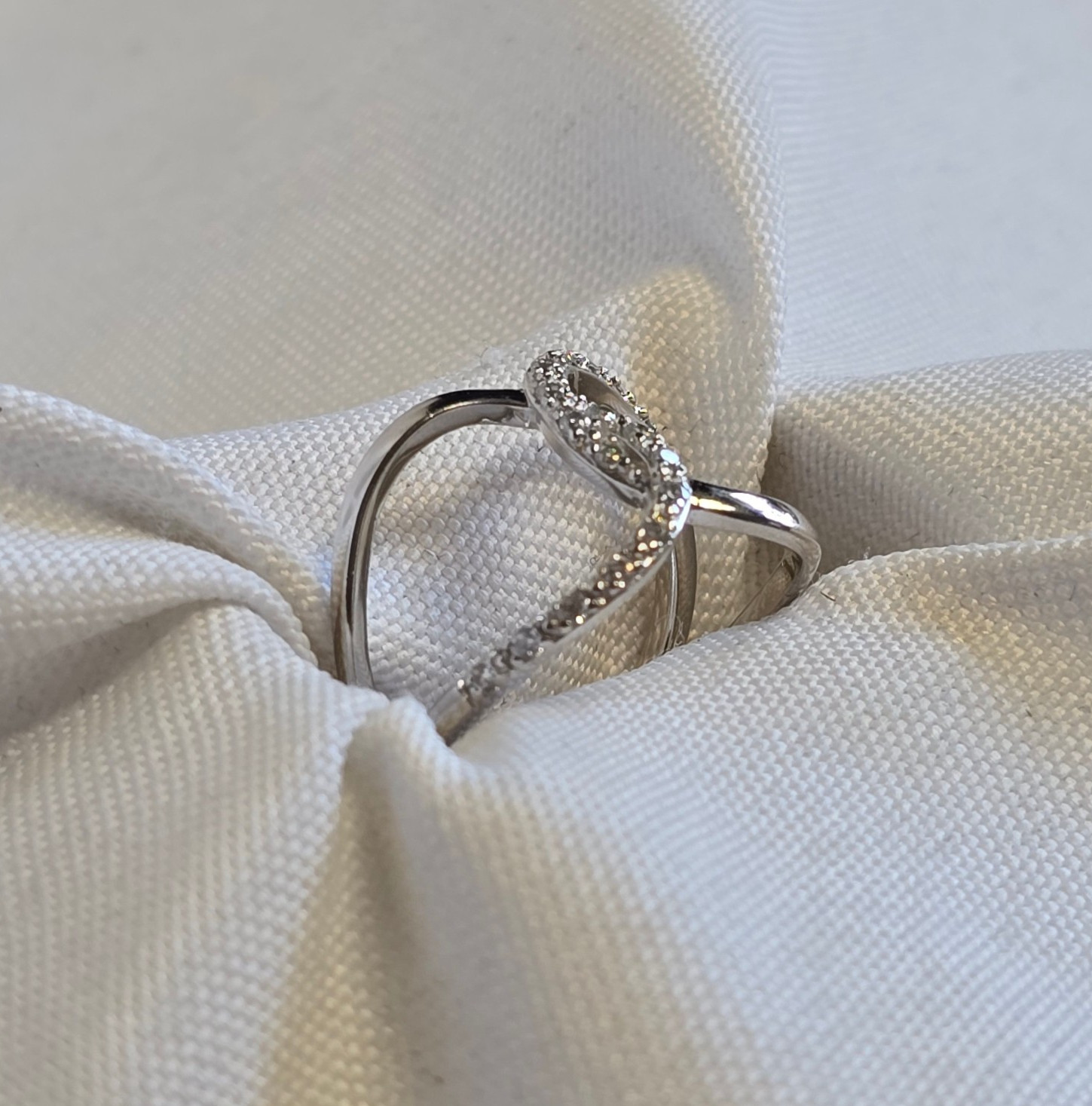 Sterling Silver Ring 3.17g Fine Jewelry Size 8 Band Clear Stones *READ*
