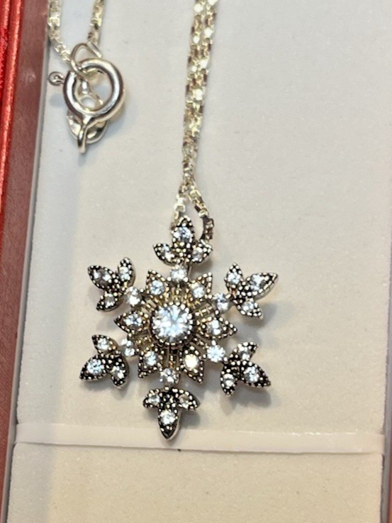 Vintage Sterling Silver .925 JDC Sparkling Snowflake 3/4″ Diameter Necklace 20″L