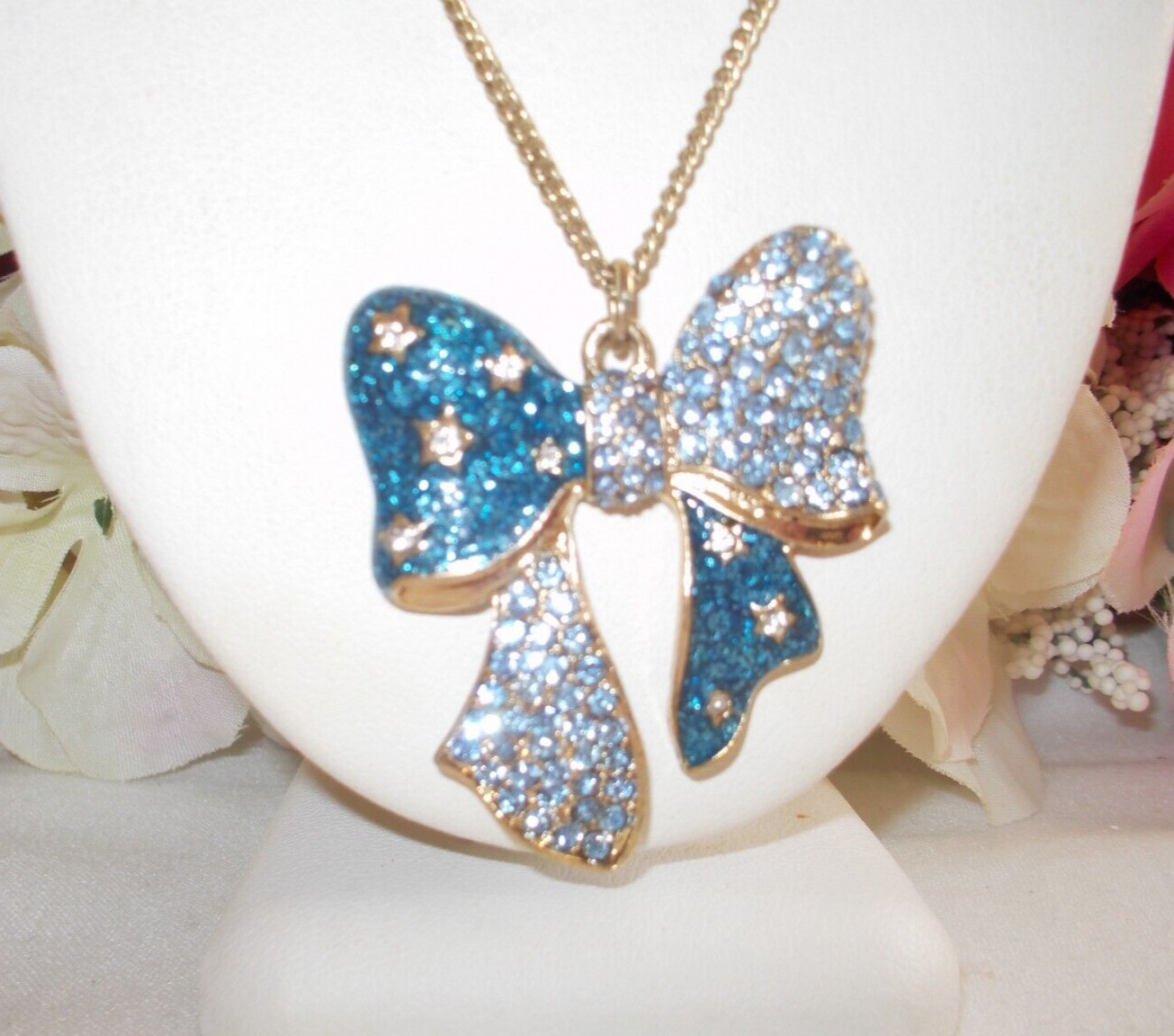 BETSEY JOHNSON LOVELY BLUE HEAVEN’S TO BETSEY PAVE CRYSTAL INLAY BOW NECKLACE