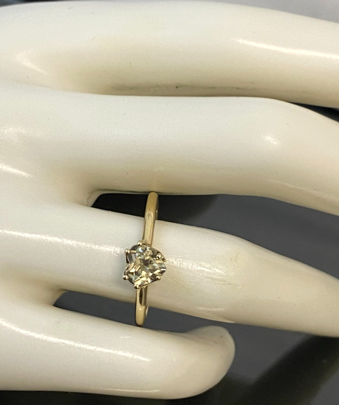 10ct Yellow Gold W/ Heart Diaspore & Diamond Ring Size R 1/2 (US 9)