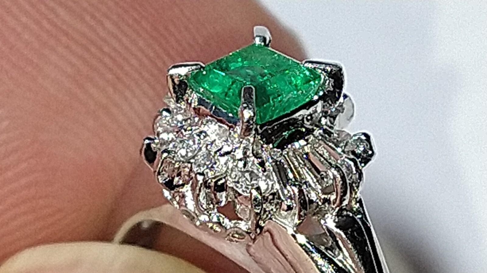 Solid platinum 0.57 carat natural emerald diamond ring 4.5 grams – pt900