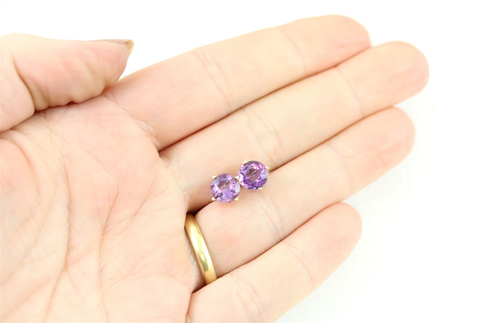 Vintage 14K Yellow Gold Amethyst Stud Earrings Purple Staple Classic Luxury