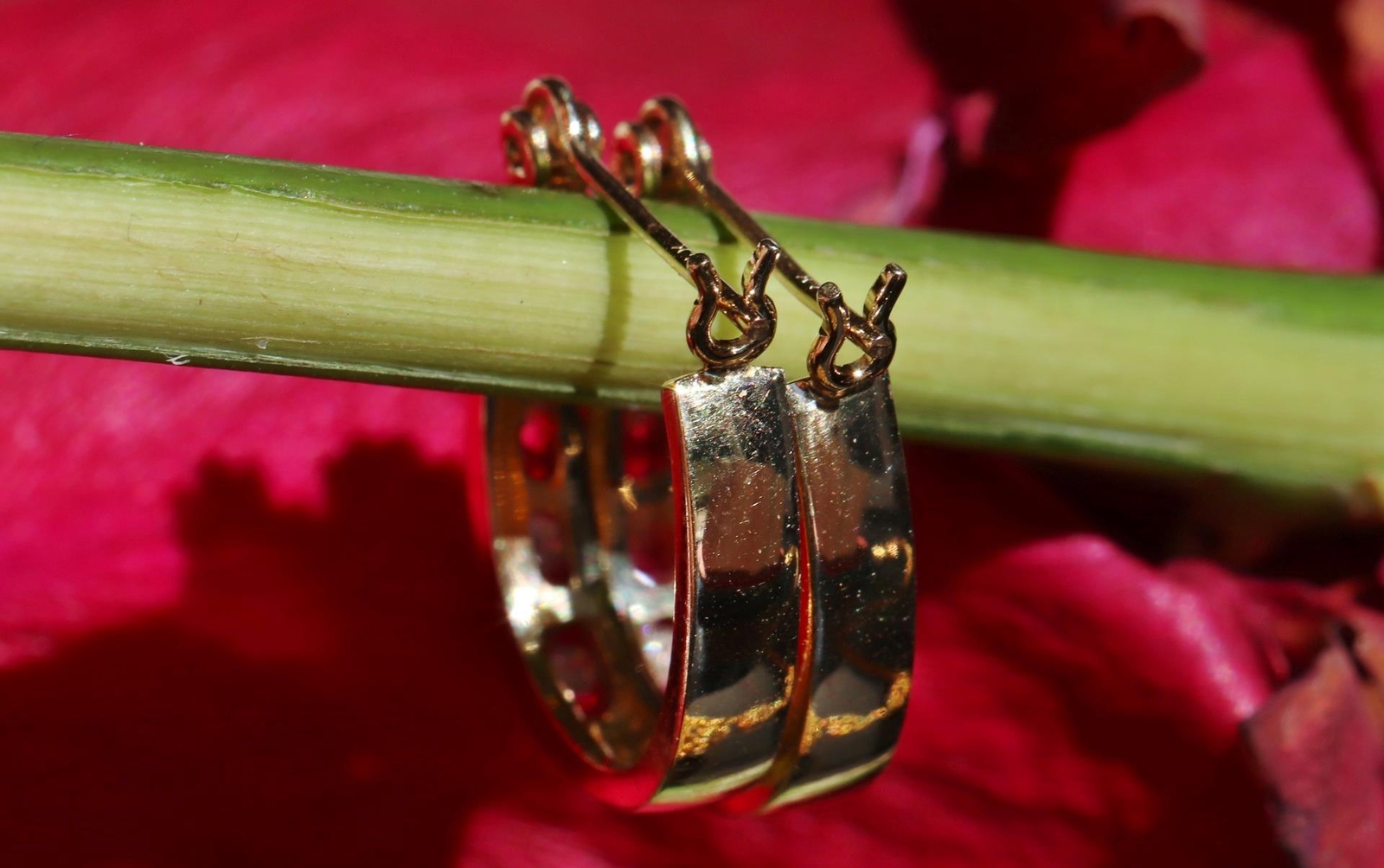 10k yellow gold earrings 0.27ct natural, treated ruby diamond hoop 2.20gr N3634