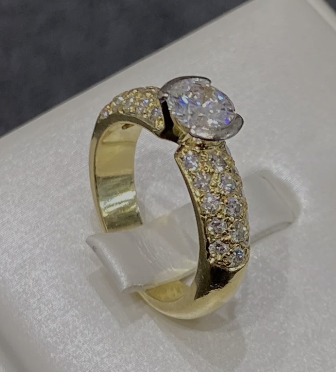 Stunning 18ct Yellow & White Gold Diamond Ring – w/ Valuation Certificate $9560