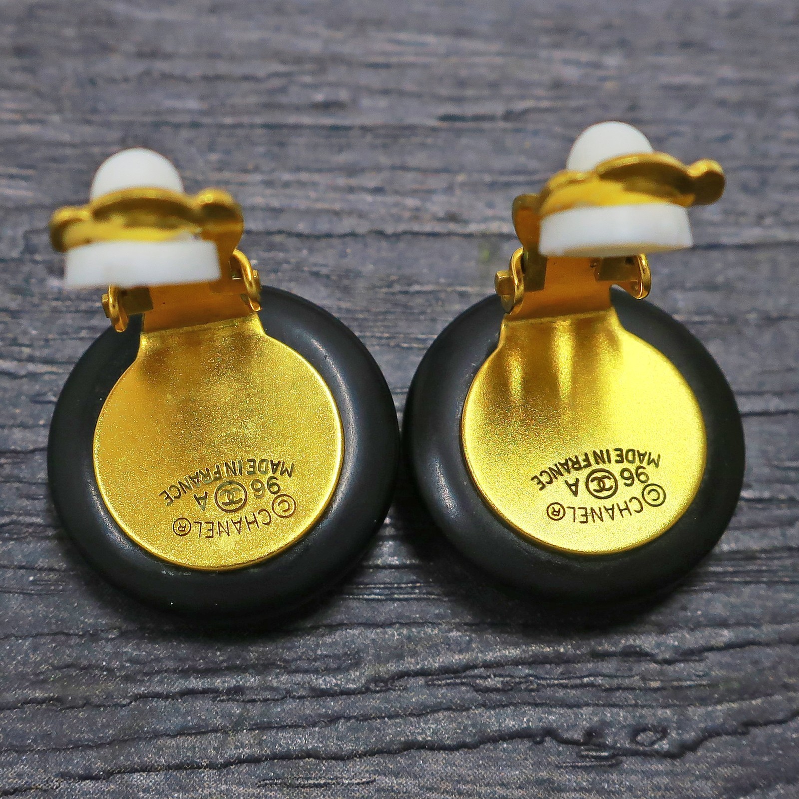 CHANEL Gold Plated CC Logos Black Round Vintage Clip Earrings #1385c Rise-on