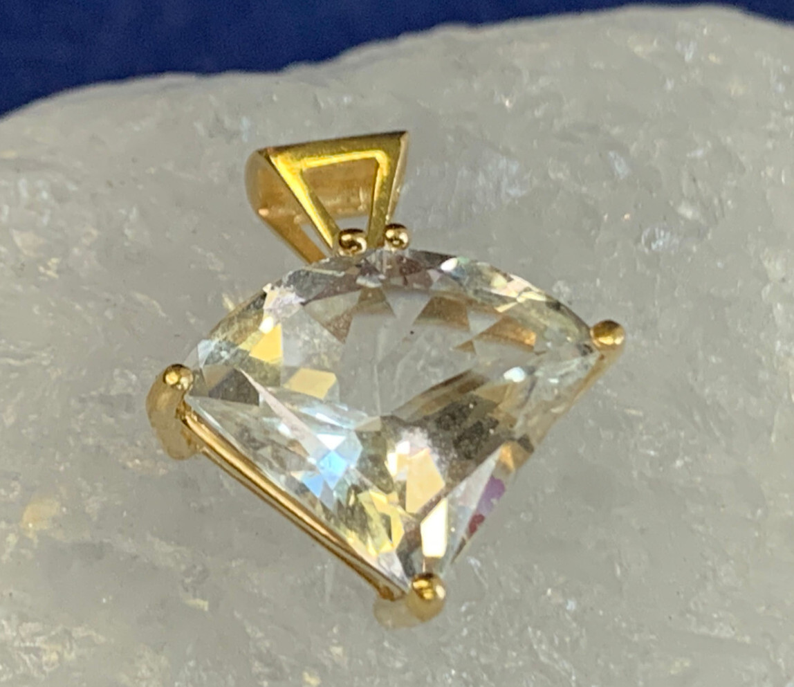 14K Yellow Gold Pendant 3.17g Fine Jewelry Clear Trilliant Stone Charm *READ*