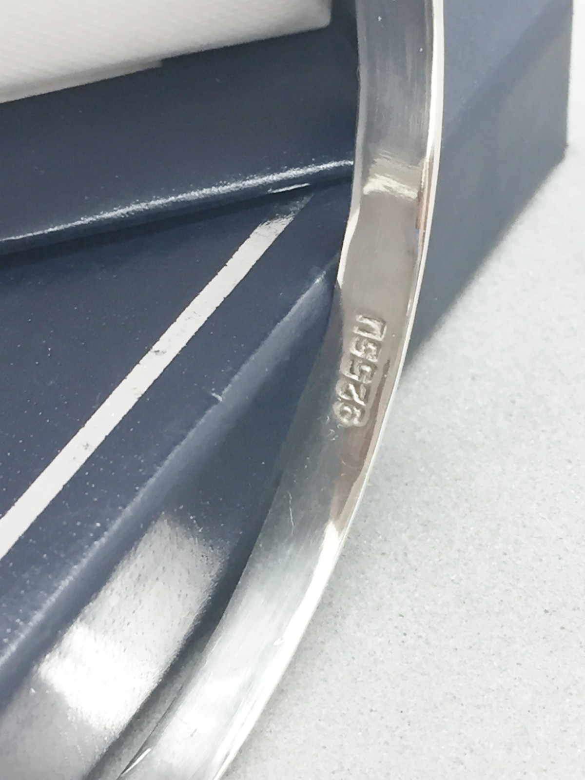 Sterling Silver Designer SU Hinged Locking Bangle Bracelet 5mm Wide 5.7 Gr New