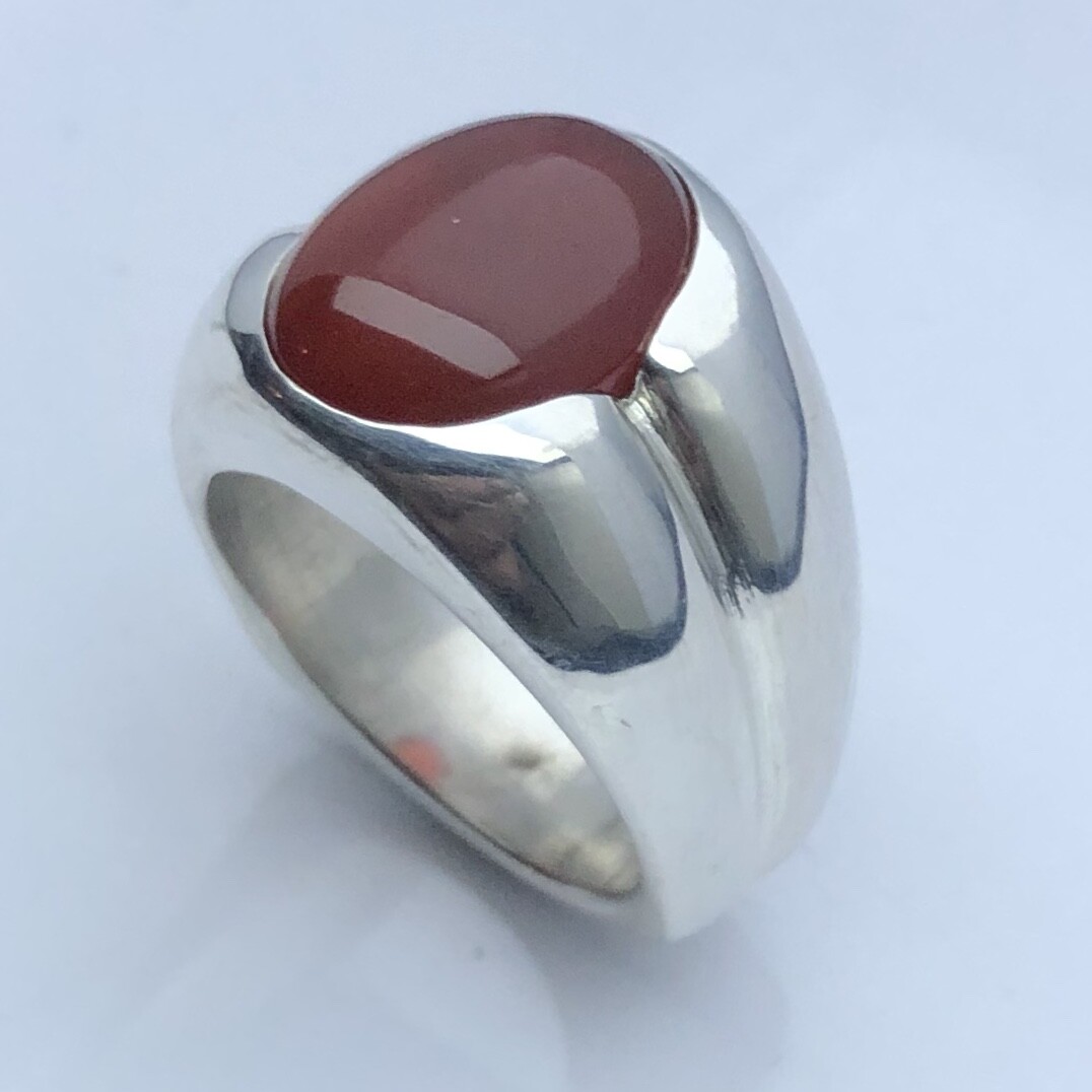 MJG STERLING SILVER MEN’S RING. 16 x 12mm CARNELIAN. SIZE 10. 26 grams
