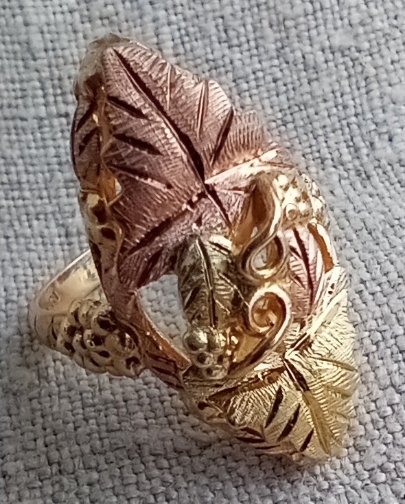 10/12k GOLD RING VTG Landstrom’s TRI COLOR Black Hills Gold sz 5.25 PRISTINE