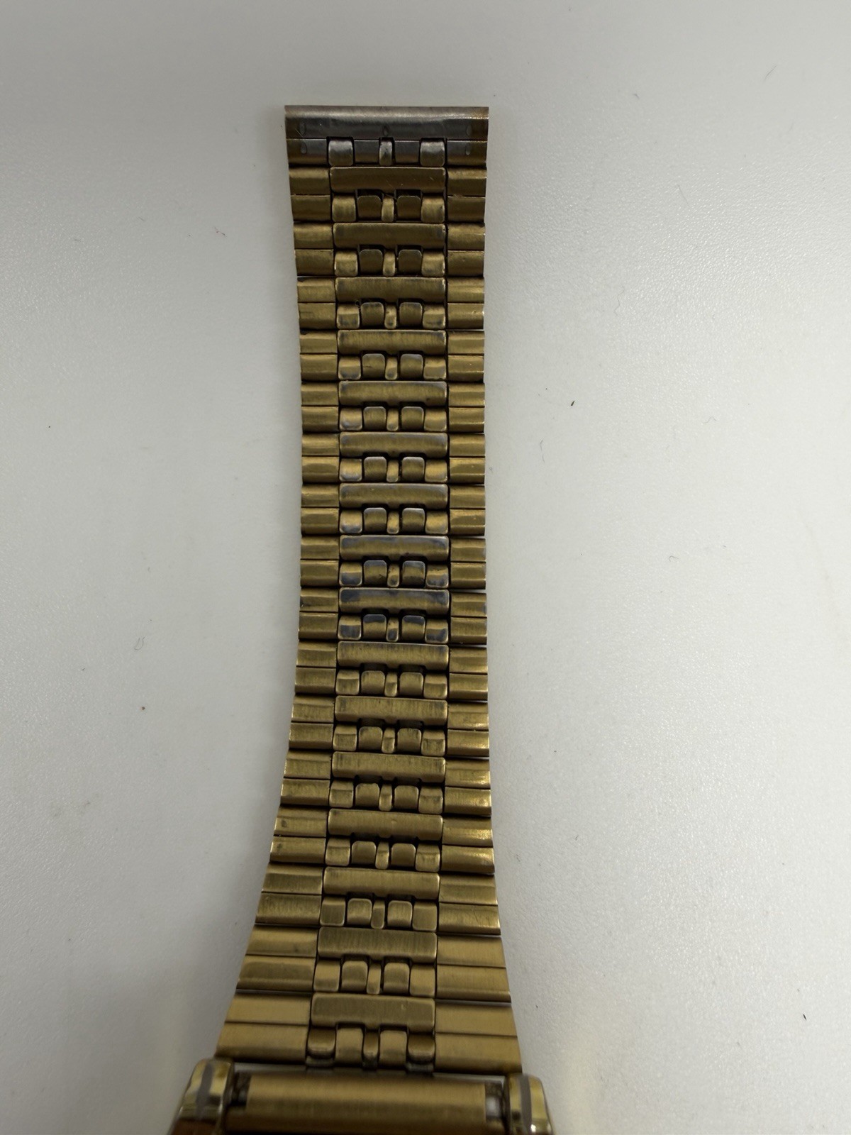 Broken Band Timex x Pacman tw2u32000 New Battery 35MM Digital Gold Tone M555