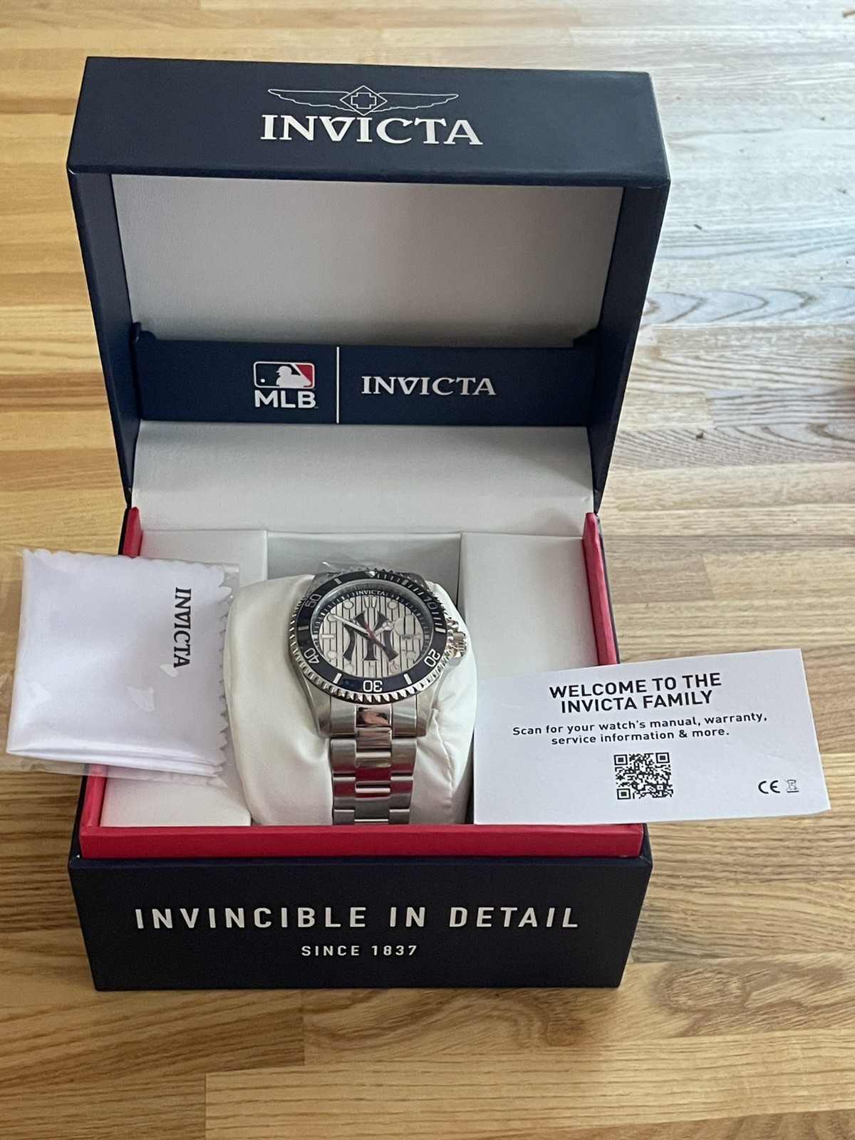 Invicta MLB New York Yankees Mens Pro Diver Watch 43mm Silver