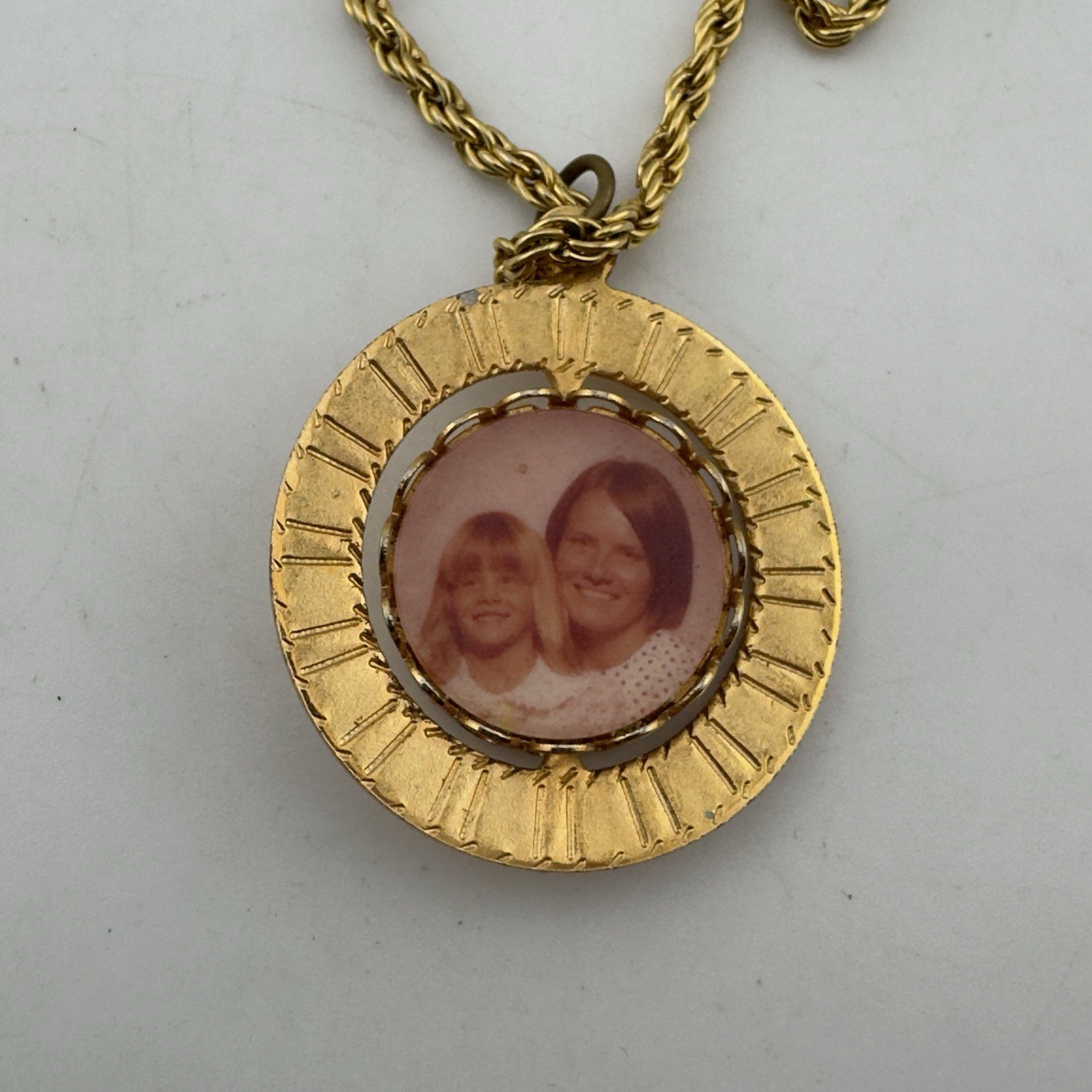 Vintage 70’s Photo Locket Holder Double Sided Spinner Pendant Necklace Gold 24″