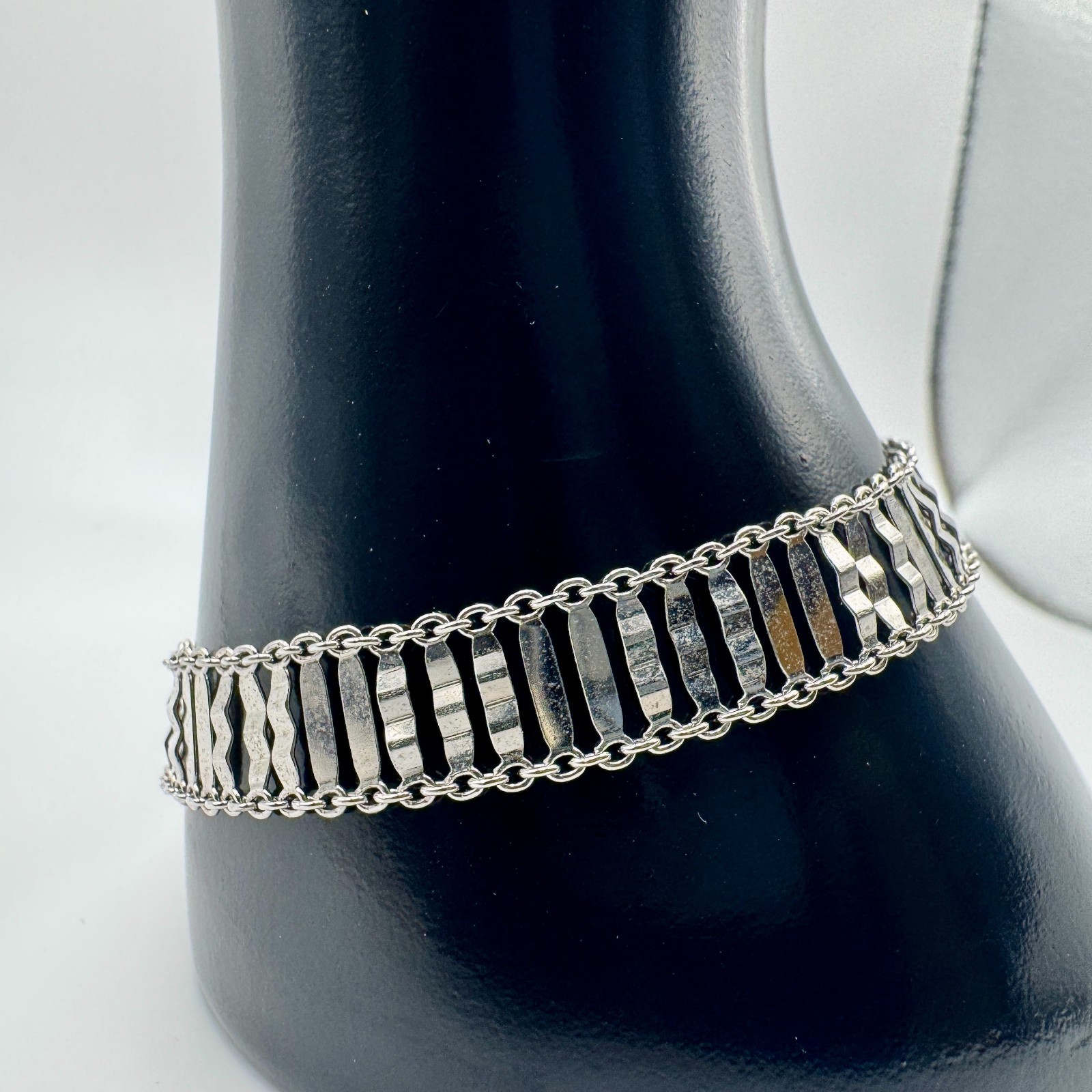 Sterling Silver Bracelet / 7.5 inch long / 6 grams / 9.5mm wide