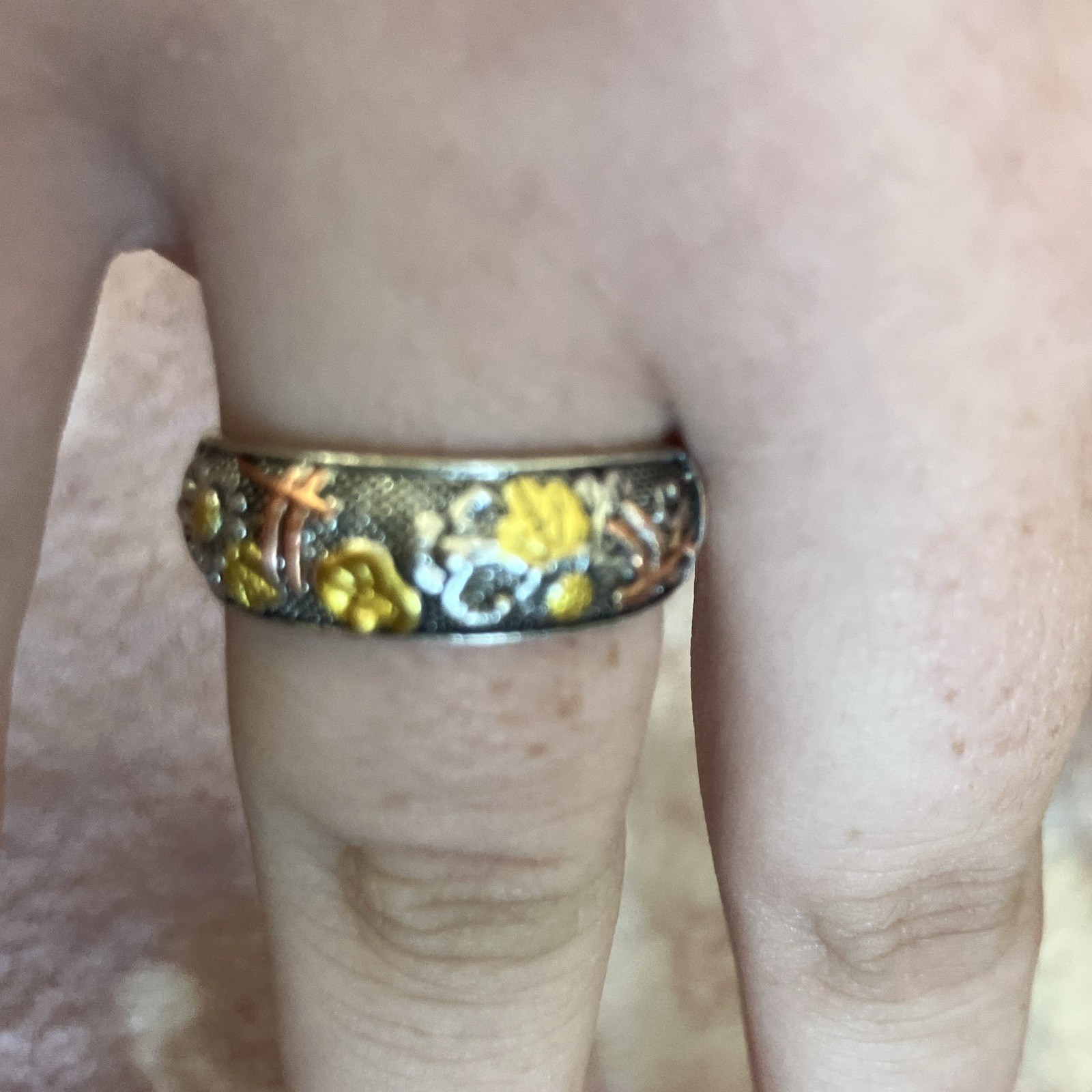 This dragonfly & sunflower ring has a 3 tone design: silver, gold, & rose gold