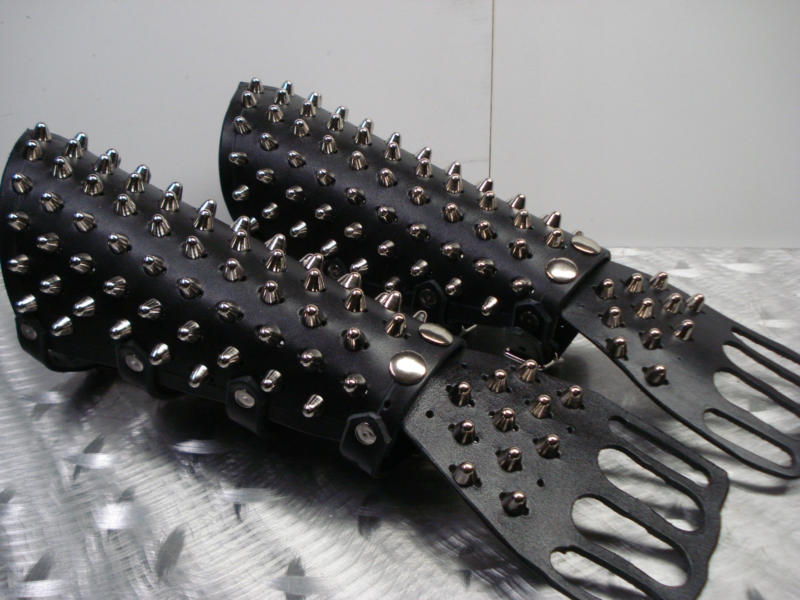 UNISEX LEATHER STUDDED FIST GAUNTLET….BLACK METAL.(MDLUG0175)….. RAVEN