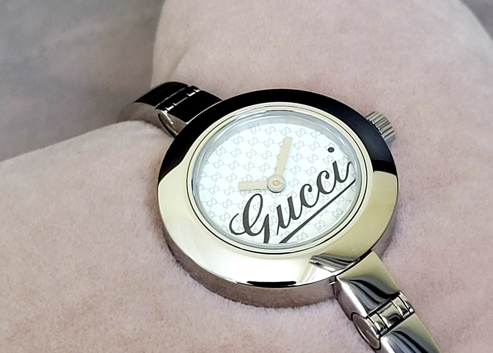 Gucci 105 Ladies💃Authentic,Near Mint,Hardly Worn,Absolutely Beautiful,Box,Tag.