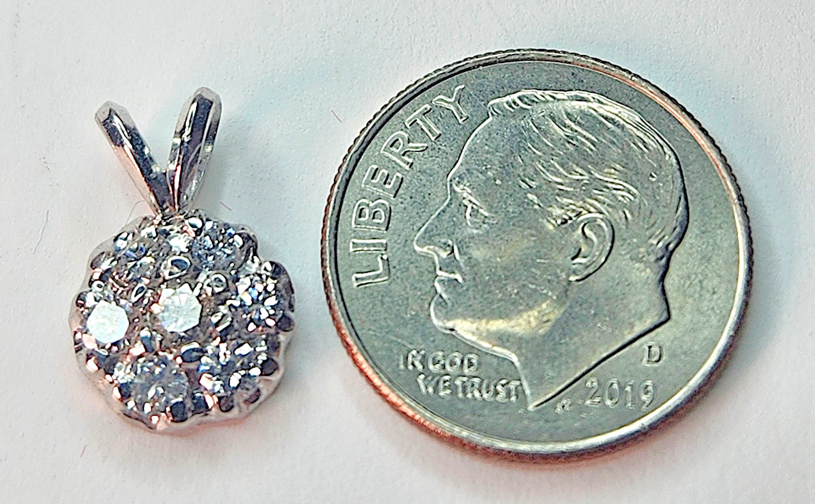 Estate 10K White Gold 7 Brilliant Cut Round Diamonds Pendant Approx. 40ct