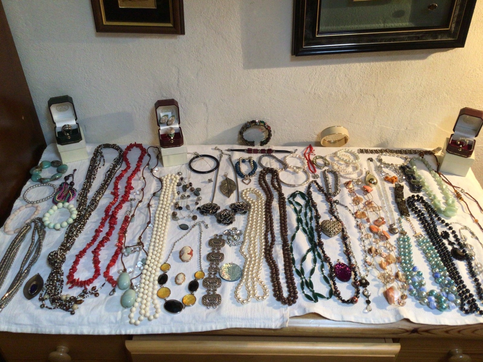 MAX LOT WITH NATURAL CORAL BRACELETS NECKLACES RINGS WITH BOXES