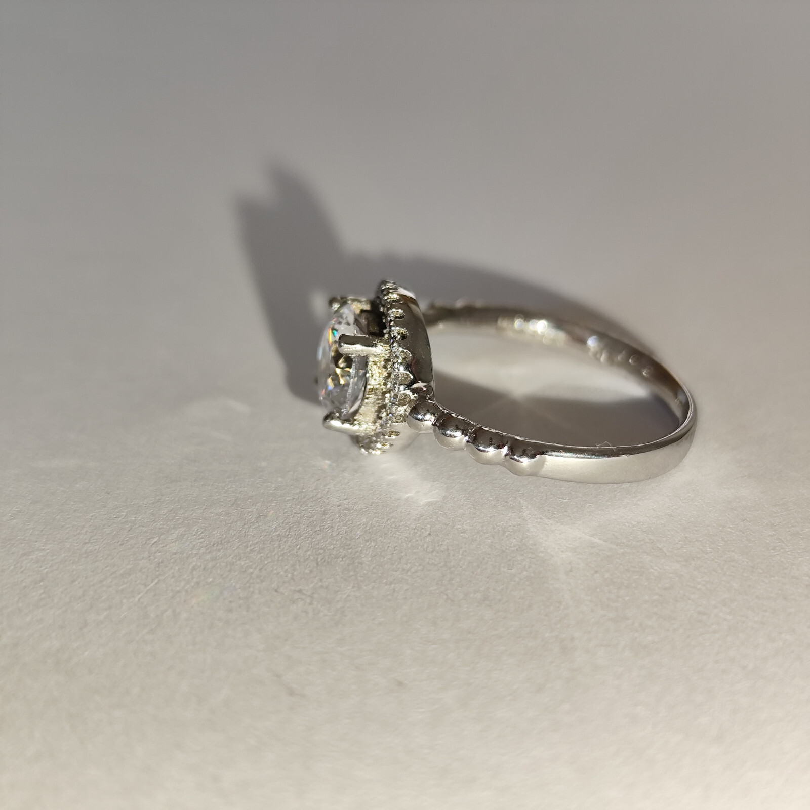 Silver ring size 52 with sparkling crystal in brilliant cut mint condition