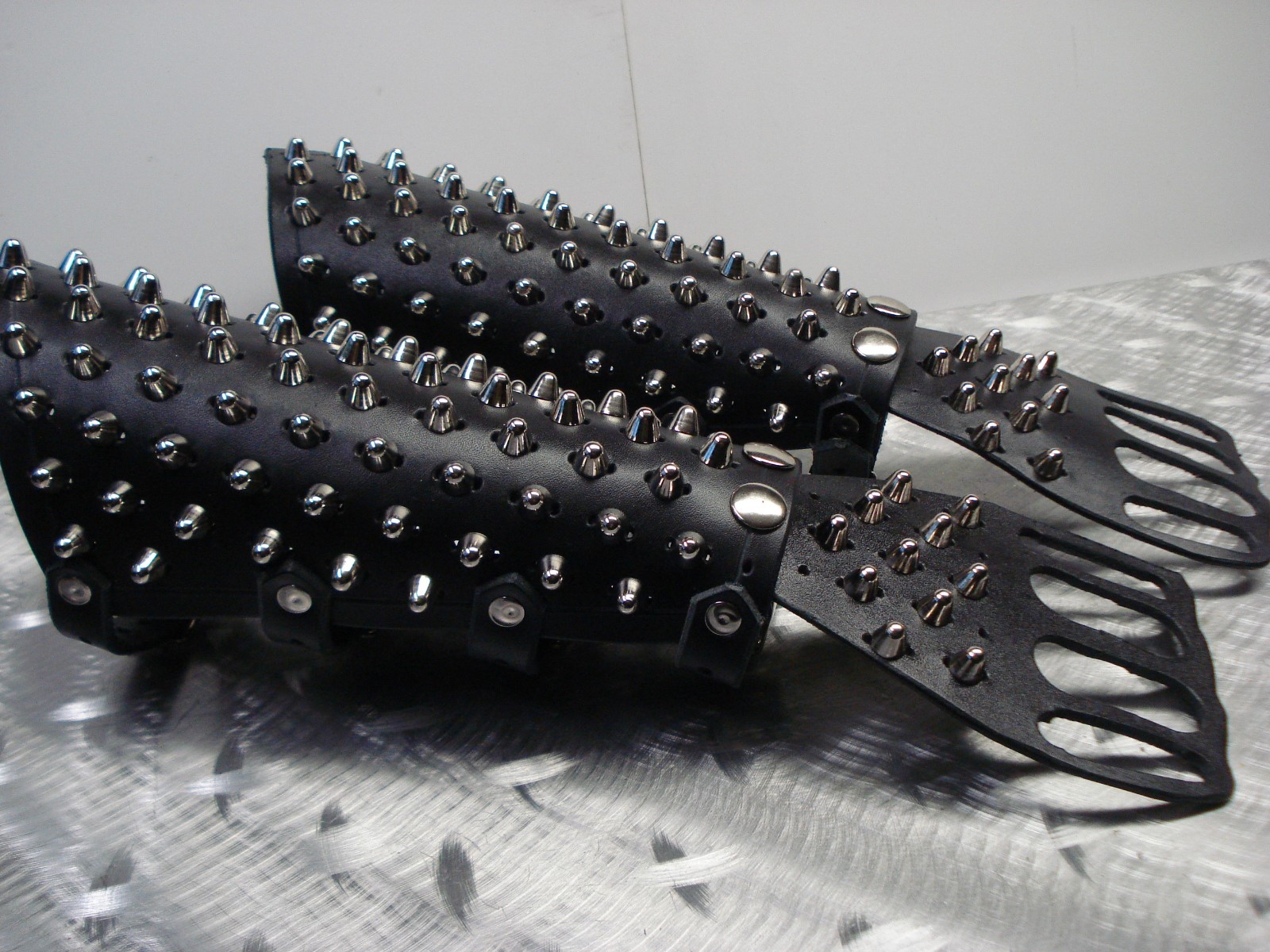 UNISEX LEATHER STUDDED FIST GAUNTLET….BLACK METAL.(MDLUG0175)….. RAVEN