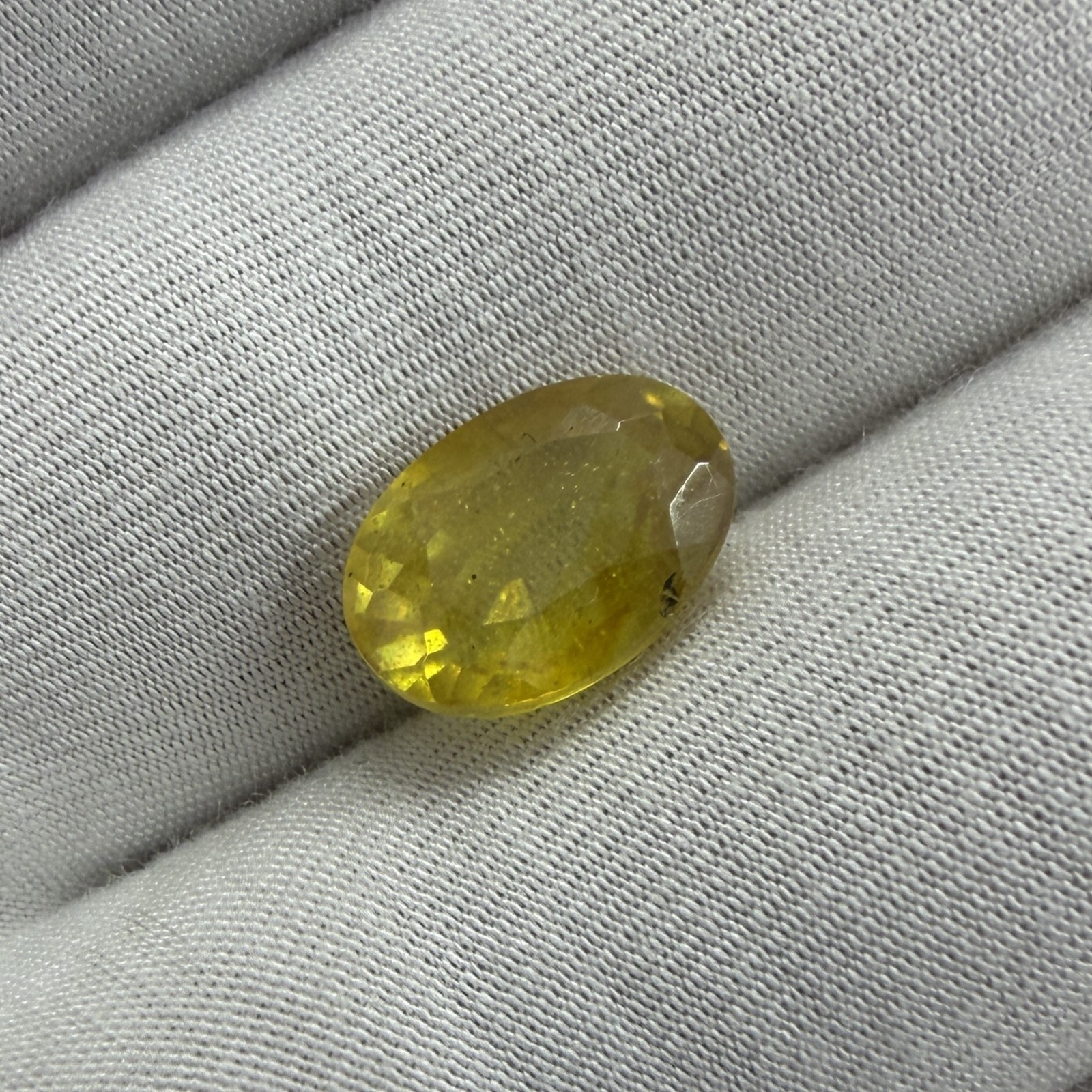 Natural Yellow Sapphire Oval Cut Loose Gemstone, Weight: 5.25 Carats