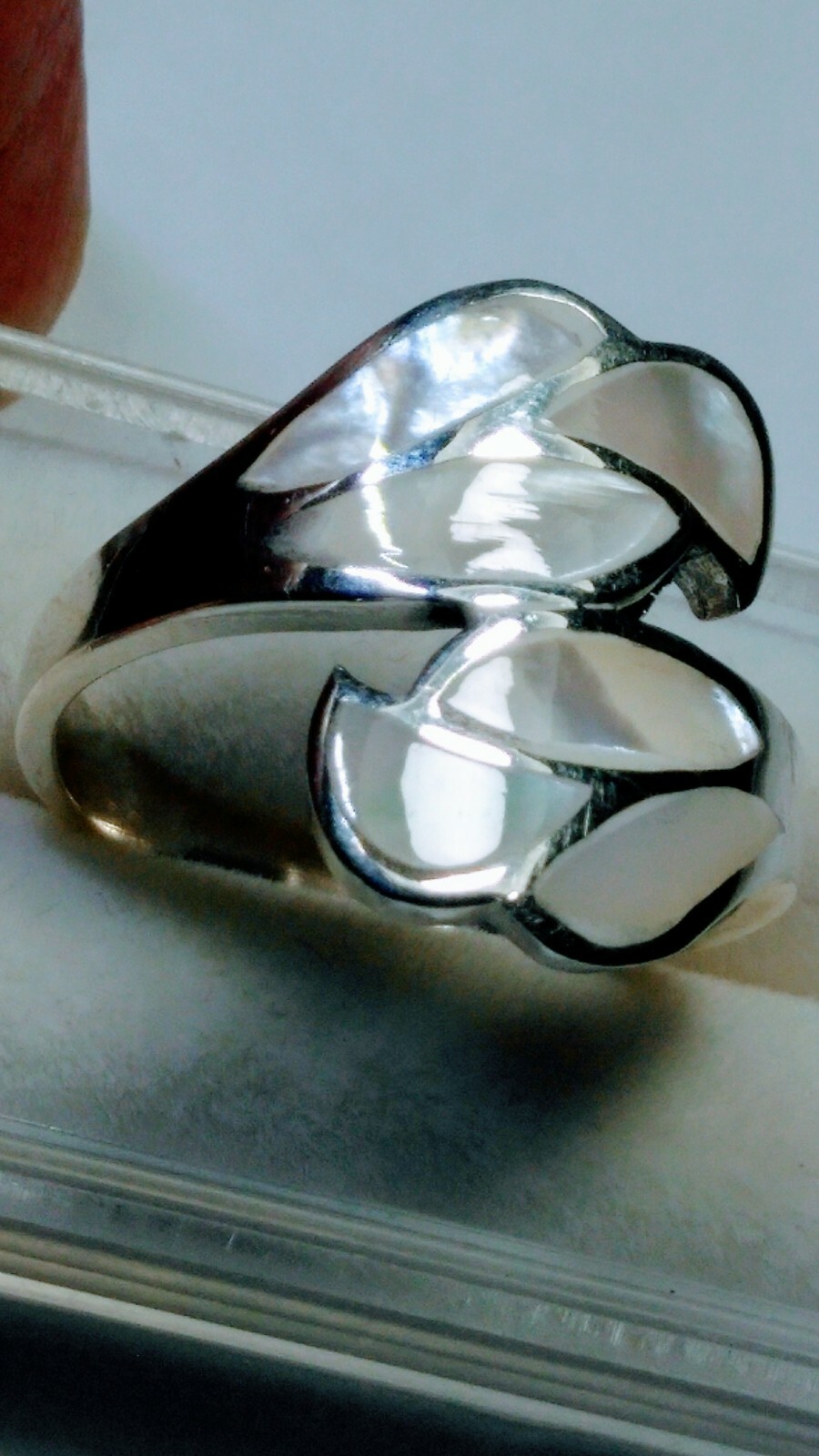 FETCHING STERLING SILVER .925 WITH MOP INLAYS DESIGNER RING IN SIZE 9.0-9.25