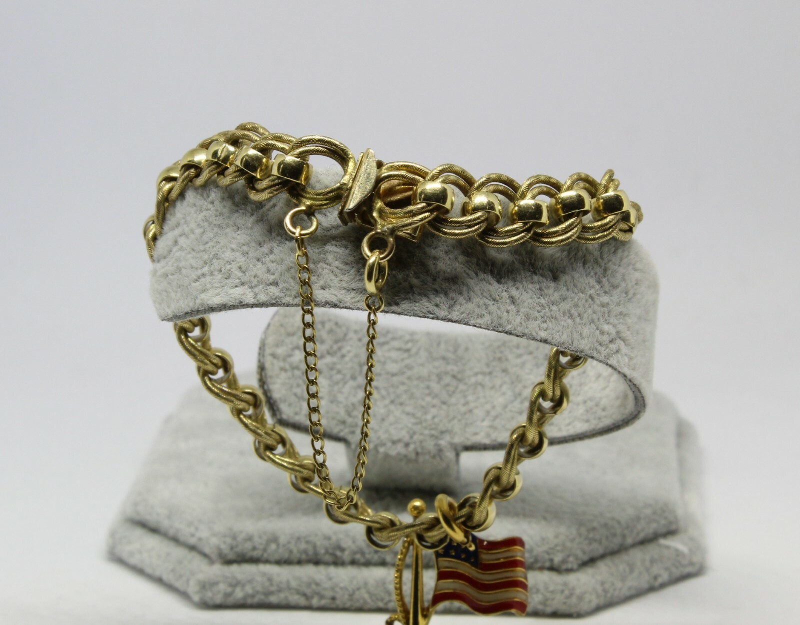 Beautiful Bracelet 12 Karat Gold Filled 7 Inches Long 9 Millimeter Wide