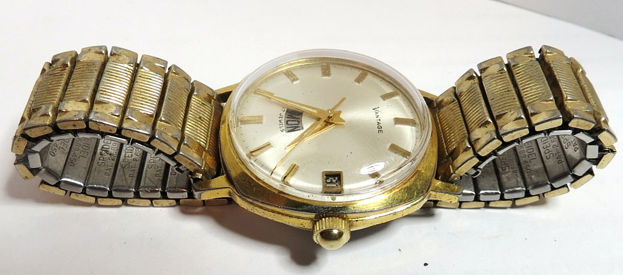MEN’S VANTAGE BY HAMILTON 17’J STANDARD TIME 1i5 DAY/DATE GOLD TONE WRISWATCH
