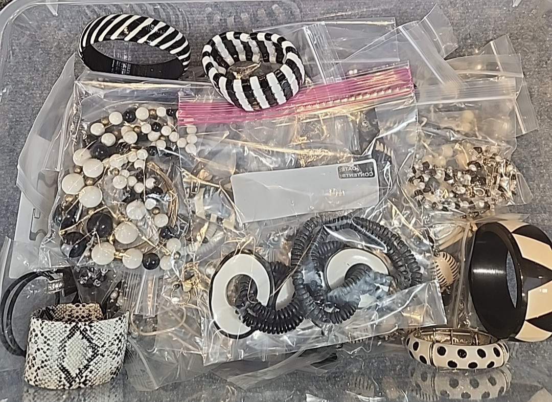 Jewelry Wearable Black & White Collection 5 Lbs Lot #3879 See Description
