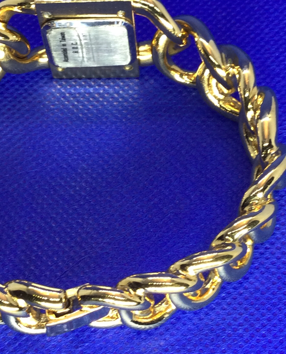 THE FRANKLIN MINT Women’s Gold Tone Swiss Movement 26 mm Wide 18 mm Long