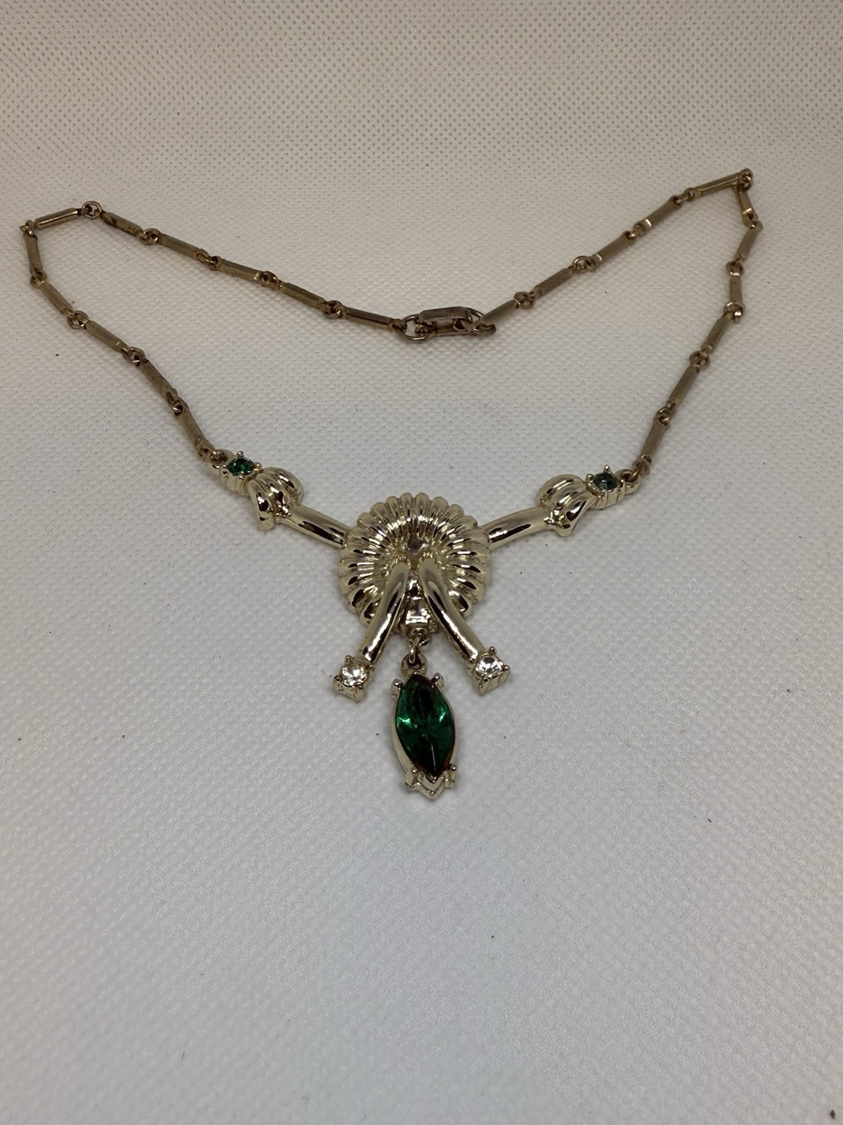 Vintage 40s-50s gold tone nesklatse, green rnestones accents 16in, Lock box