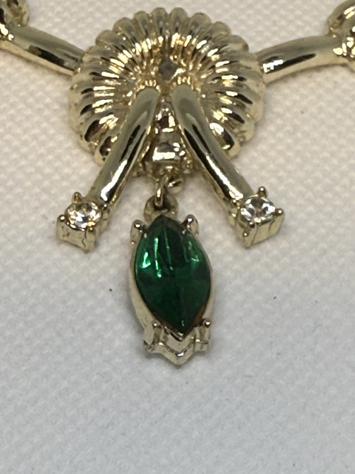 Vintage 40s-50s gold tone nesklatse, green rnestones accents 16in, Lock box