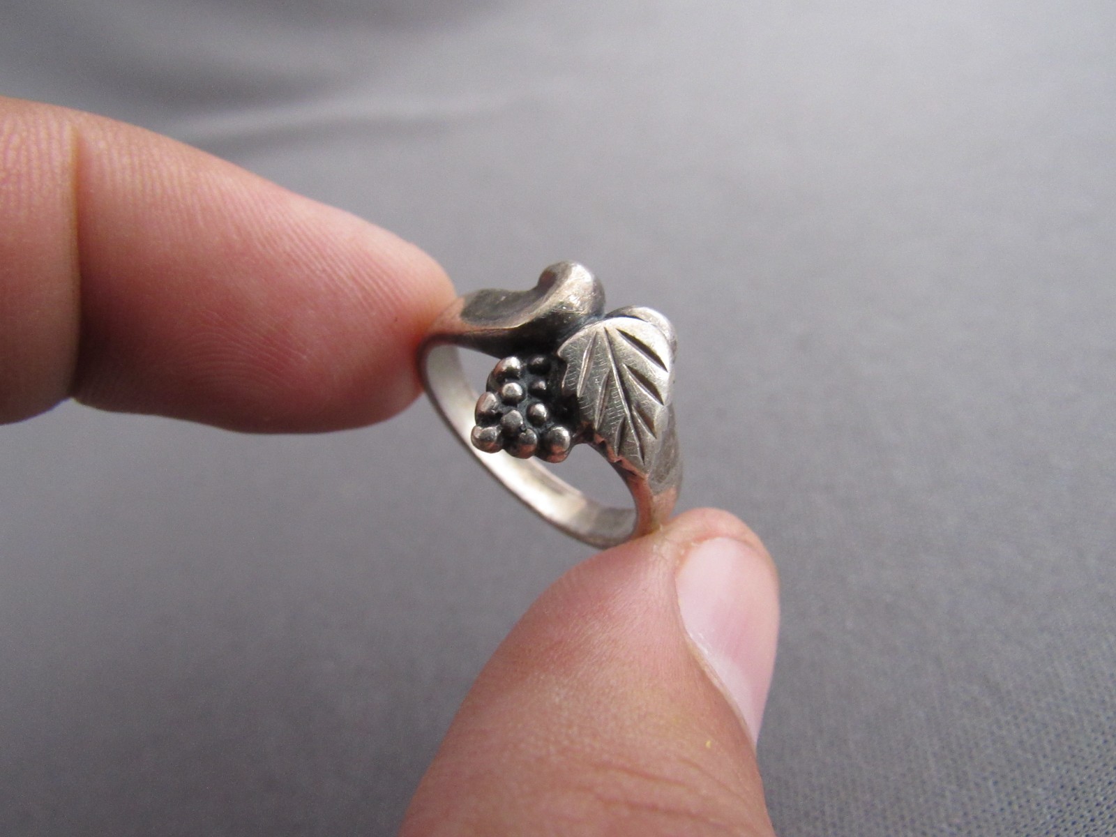 VINTAGE WHEELER MANUFACTURING SOLID STERLING GRAPE VINE RING SIZE 6.75