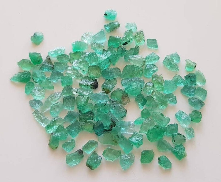 100 Pcs Colombian Emerald Rough, Natural Colombia Emerald Rough, Size 3 to 5 mm.