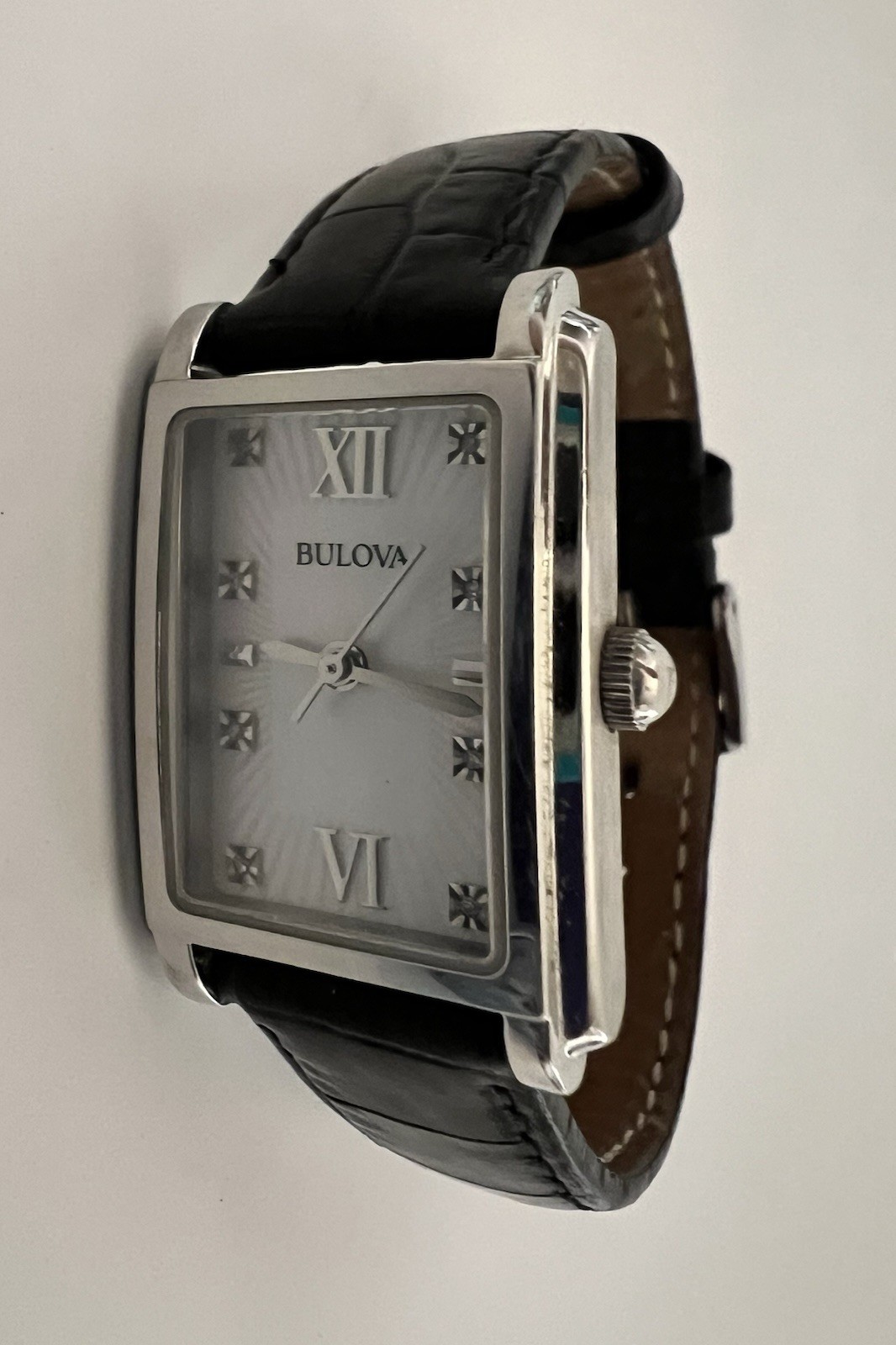 Bulova w/ Sapphire Crystal & Genuine Leather Band. Case 21.5 mm/band 6.5 Inches