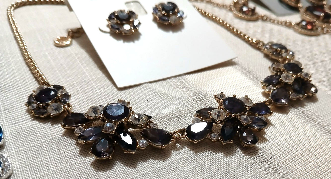 BEAUTIFUL CHARTER CLUB Purple & Blue LAYERED Gold Tone NECKLACE & EARRINGS SET