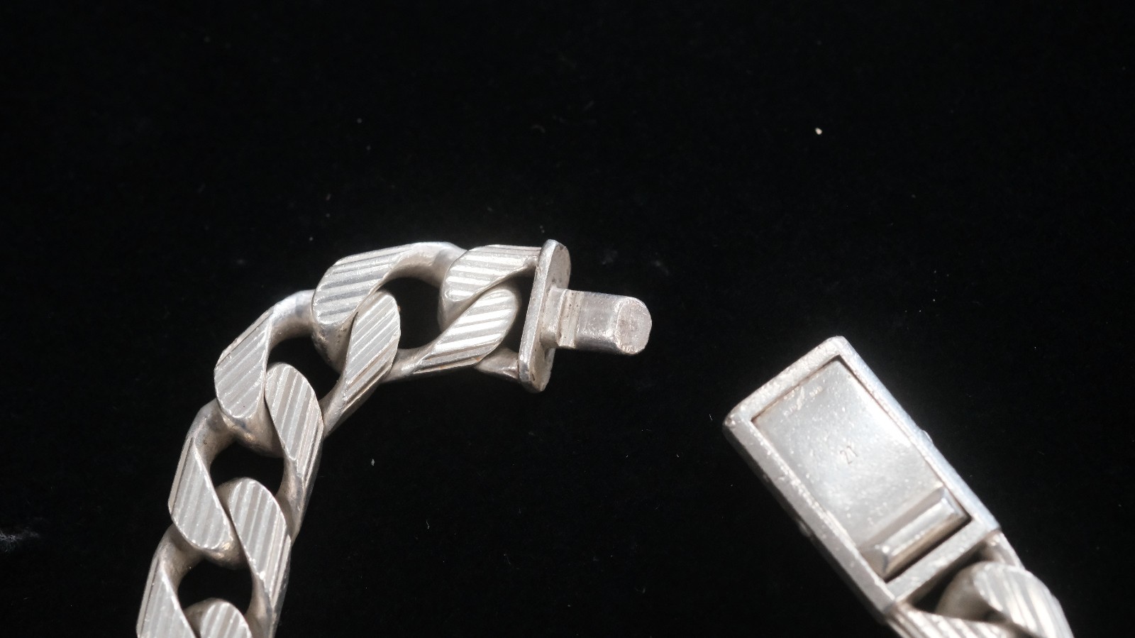 Gucci Sterling Silver Curb Link Heavy Bracelet 58.9g 9 INCHES LONG 10MM WIDE