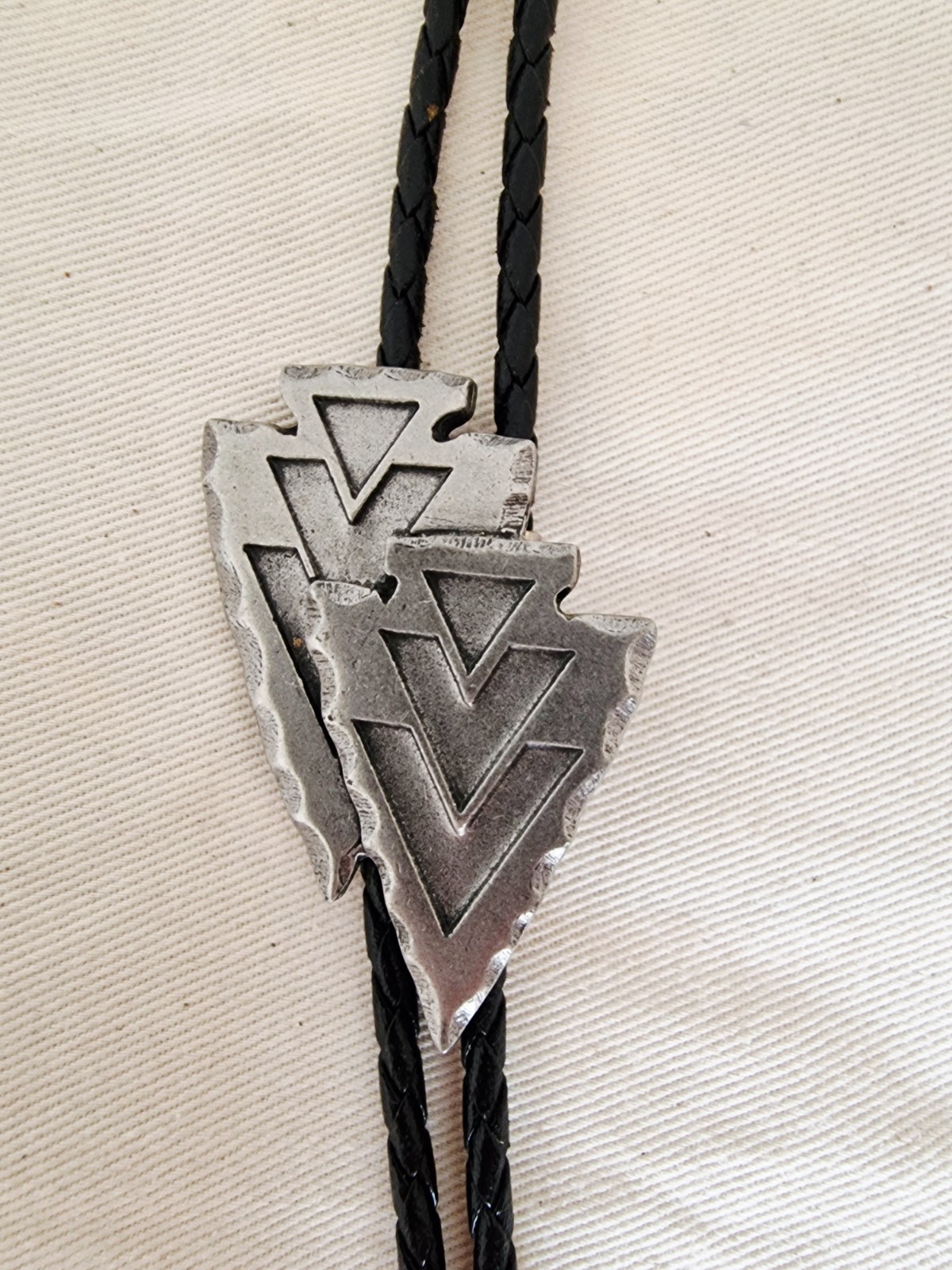 Siskiyou Bolo Tie Double Arrowhead Motiv