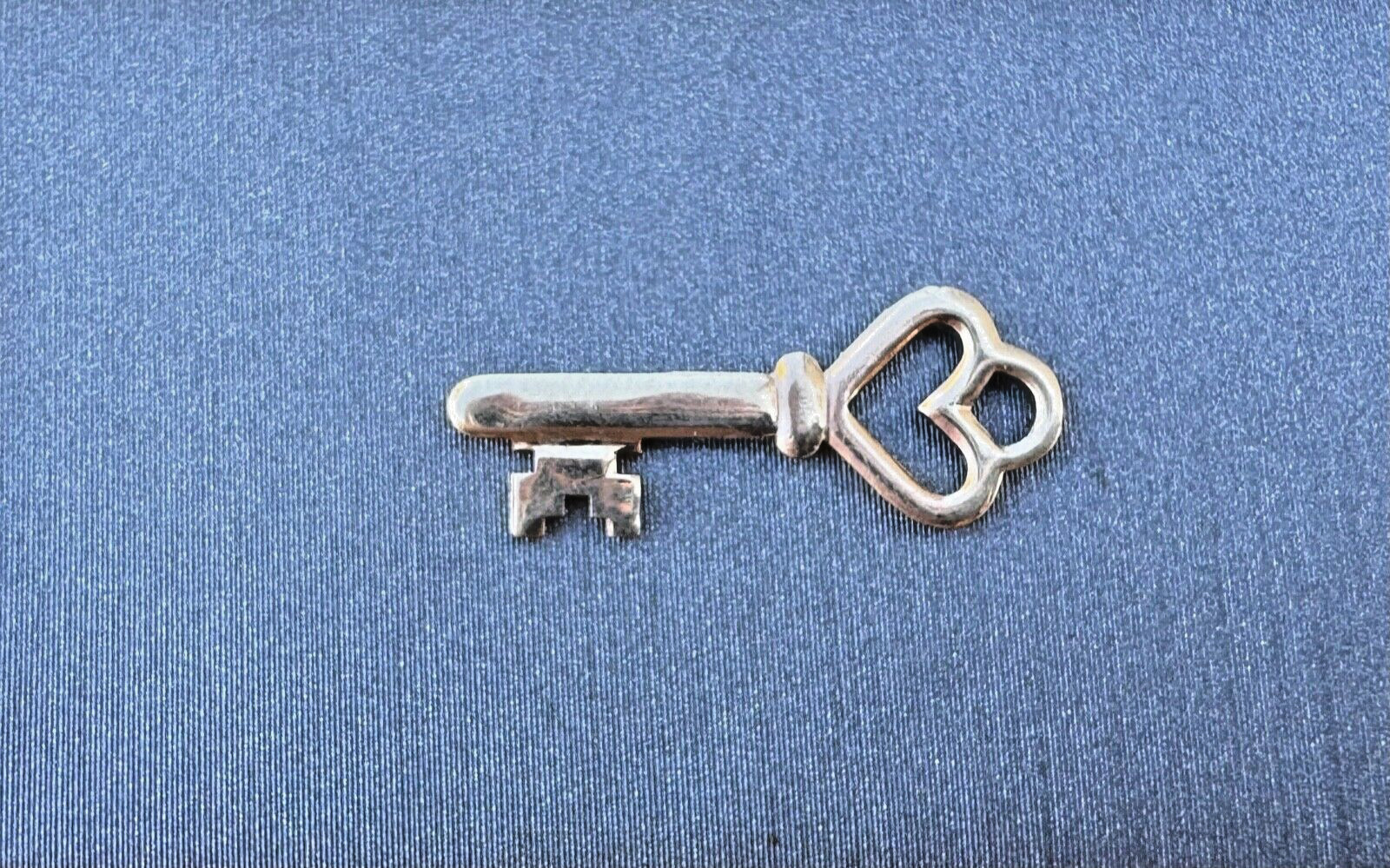 Beautiful 14kt Yellow Gold “Key” 19mm x 7mm Pendant/Charm